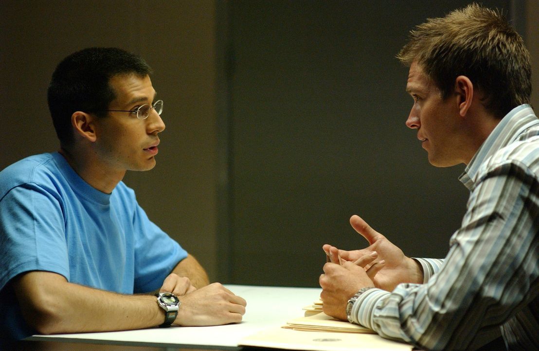 Wird Tony (Michael Weatherly, r.) von Simon (Jon Wellner, l.) etwas über den Mord an einem Studenten erfahren? - Bildquelle: CBS Television
