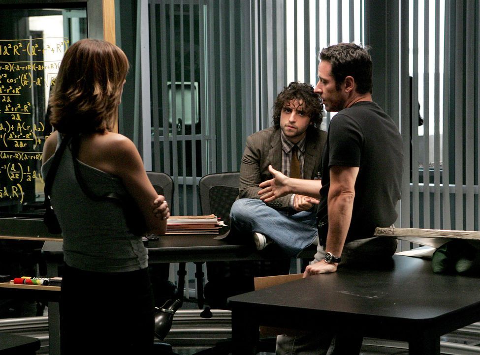 Megan (Diane Farr, l.), Don (Rob Morrow, r.) und Charlie (David Krumholtz, M.) stehen vor einem Rätsel ... - Bildquelle: Paramount Network Television