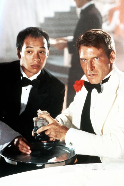 Indiana Jones (Harrison Ford, r.) wagt sich zusammen mit Wu Han (David Yip, l.) in die Höhle des Löwen. Indy sollte für den brutalen und hinterh - Bildquelle: Paramount Pictures