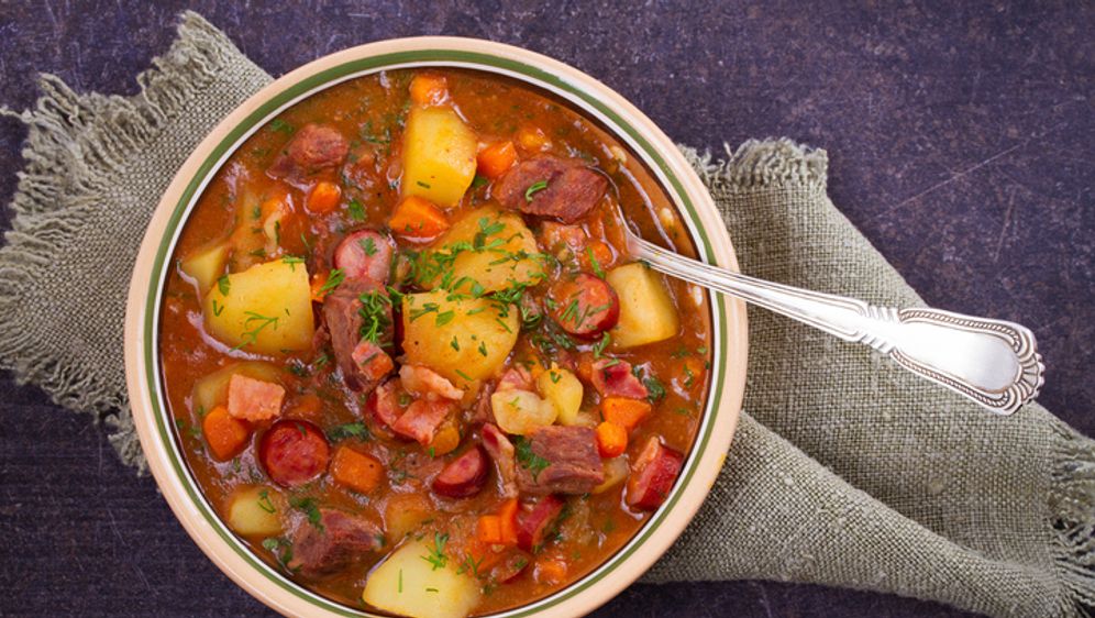 Wurstgulasch mit Kartoffelstampf - Rezept - Kabel Eins