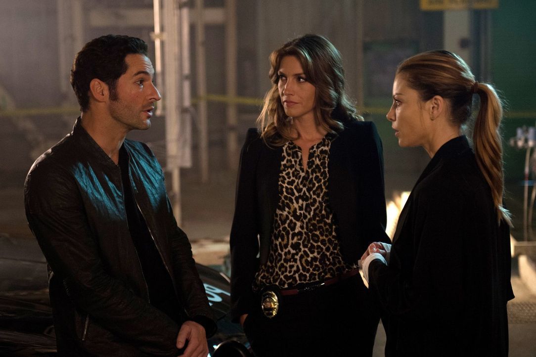 Als Lucifer (Tom Ellis, l.) und Chloe (Lauren German, r.) einen Fall gefährden, müssen sie sich vor Lt. Olivia Monroe (Dawn Olivieri, M.) verantwort... - Bildquelle: 2016 Warner Brothers
