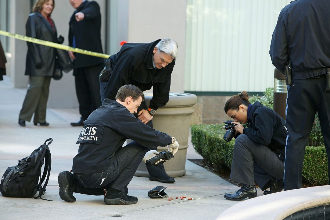 Gibbs und sein Team finden Fingerkuppen und Zähne von Corporal Zach Armstrong in einer Damenhandtasche. Bald darauf wird seine Leiche gefunden und e... - Bildquelle: CBS Television