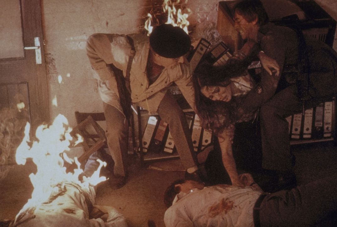 Faulkner (Edward Fox, l.), Kathy (Barbara Carrera, M.) und Haddad (Scott Glenn, r.) versuchen, den Flammen zu entkommen ... - Bildquelle: Universal Pictures