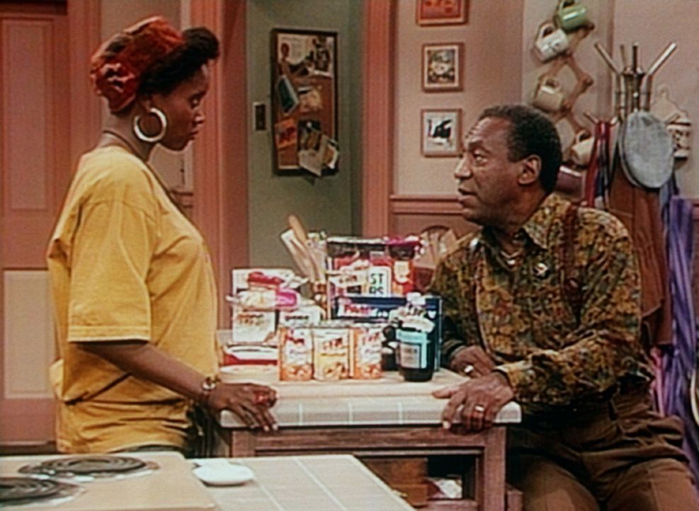 Cousine Pam (Erika Alexander, l.) lässt sich von Cliff (Bill Cosby, r.) davon überzeugen, dass es nicht notwendig ist, die Lebensmittel mit ihrem... - Bildquelle: Viacom