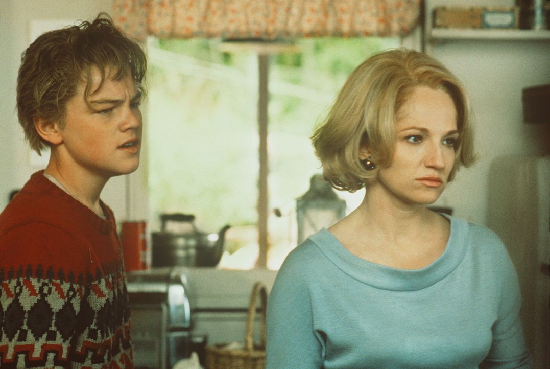Toby (Leonardo DiCaprio, l.) macht seiner Mutter Caroline (Ellen Barkin, r.) Vorwürfe, den brutalen Dwight Hansen je geheiratet zu haben ... - Bildquelle: Warner Bros.