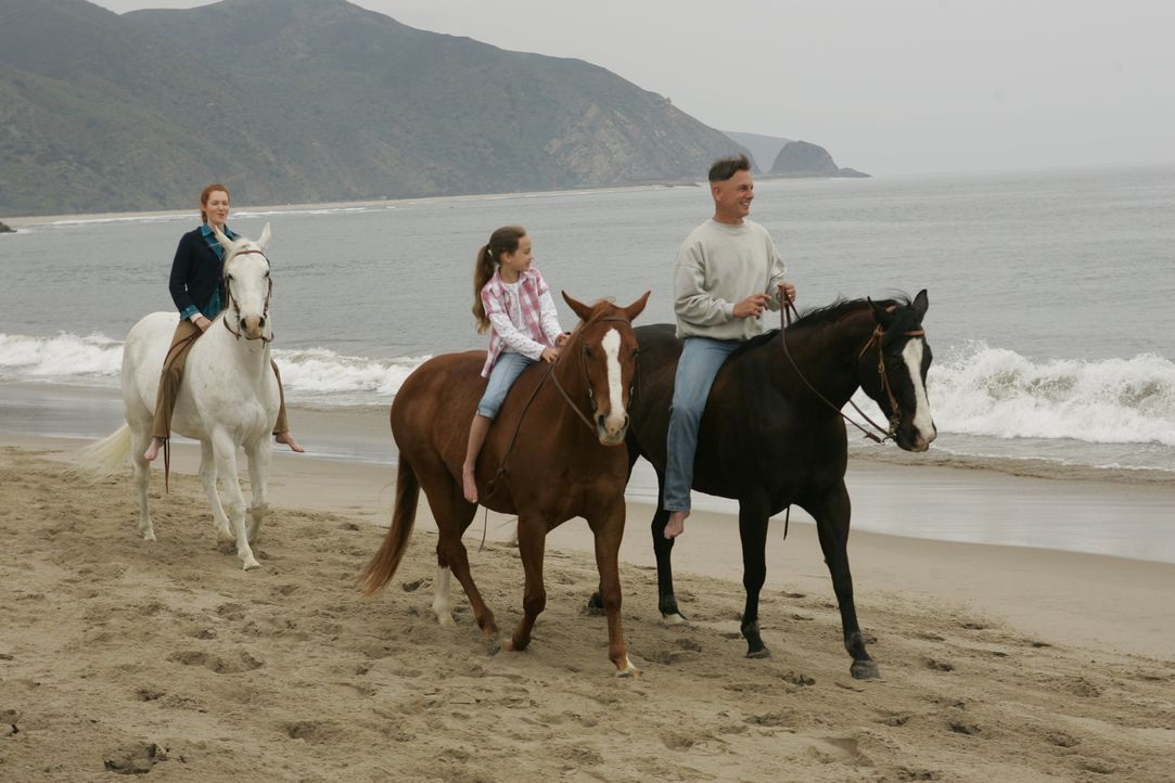 Während sein Team um sein Leben bangt, träumt Gibbs (Mark Harmon, r.) von seiner ersten Frau Shannon (Darby Stanchfield, l.) und seiner Tochter Kell... - Bildquelle: CBS Television