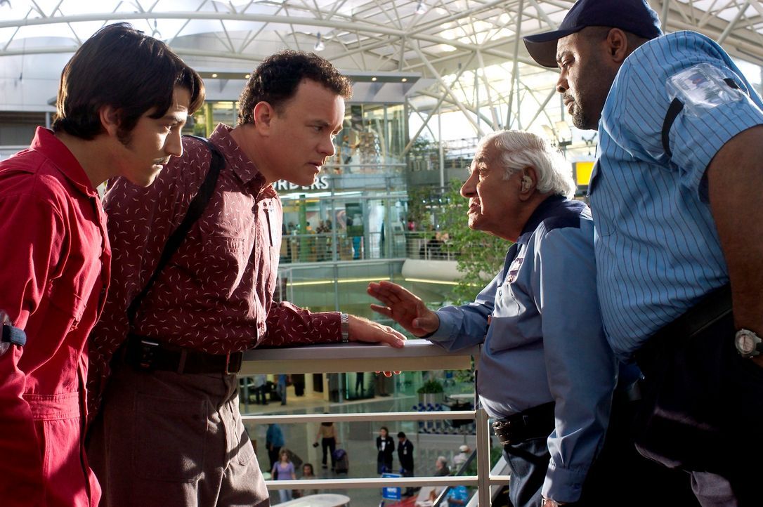 Viktor Navorski (Tom Hanks, 2.v.l.) hat am Flughafen gute Freunde gefunden: Enrique Cruz (Diego Luna, l.), Gupta Rajan (Kumar Pallana, 2.v.r.) und M... - Bildquelle: Merrick Morton DreamWorks Distribution LLC
