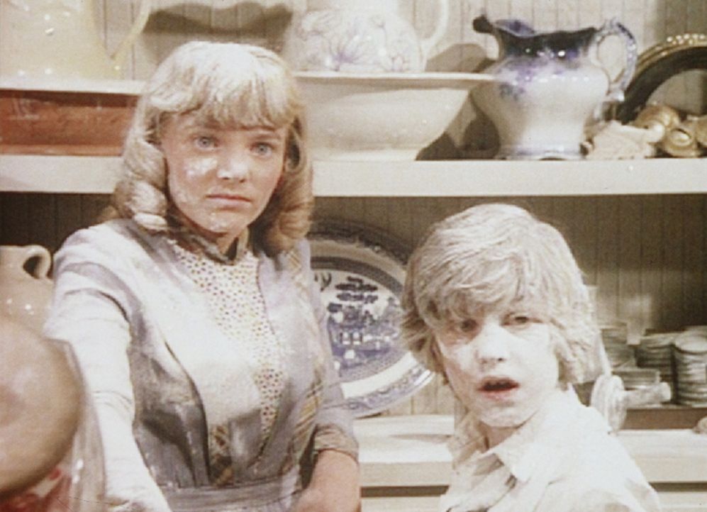 Die Suche nach Fingerabdrücken findet für Nellie (Alison Arngrim, l.) und Willie (Jonathan Gilbert, r.) ein baldiges Ende. Denn die Kinder haben a... - Bildquelle: Worldvision