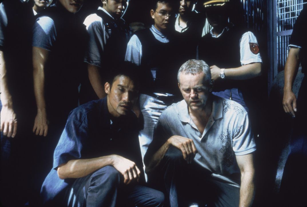 Schwierige Zusammenarbeit: FBI-Agent (David Morse, r.) und der taiwanesische Cop Huo-Tu (Tony Leung Ka Fai, l.) ... - Bildquelle: 2004 Sony Pictures Television International. All Rights Reserved.