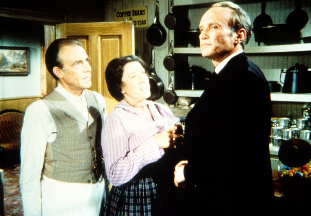 Nels Oleson (Richard Bull, l.) und seine Frau Harriet (Katherine McGregor, M.) begrüßen den neuen Gemeindepfarrer, Reverend Danforth (James Olson,... - Bildquelle: Worldvision