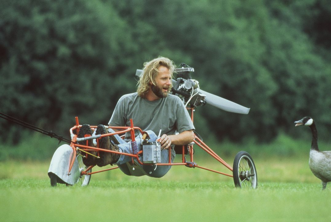Amy und ihr Vater (Jeff Daniels) beschließen, einen Flugapparat zu konstruieren, damit sie mit den Gänsen fliegen können ... - Bildquelle: Columbia Pictures