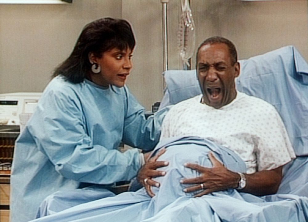 Clair (Phylicia Rashad, l.) wacht am Krankenbett, als Cliff (Bill Cosby, r.) vor lauter Schmerzen schreit, weil die Geburt unmittelbar bevorsteht. - Bildquelle: Viacom