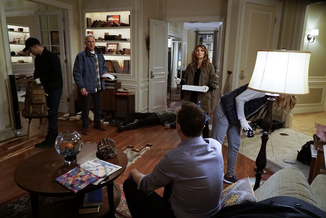 Torres (Wilmer Valderrama, l.), Gibbs (Mark Harmon, 2.v.l.), Quinn (Jennifer Esposito, 2.v.r.) und Bishop (Emily Wickersham, r.) untersuchen McGees... - Bildquelle: 2016 CBS Broadcasting, Inc. All Rights Reserved