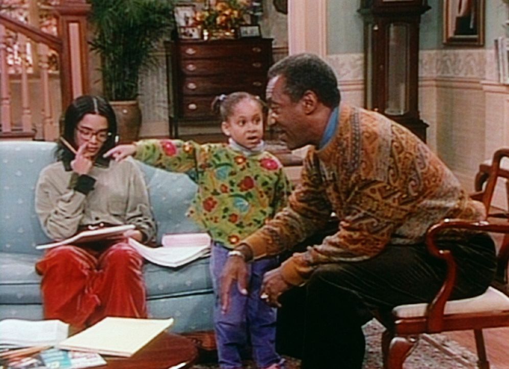 Olivia (Raven Symone, M.) zeigt Denise (Lisa Bonet, l.) und Cliff (Bill Cosby, r.) ihren neuen Freund Dwayne. Doch leider kann nur Olivia den kleine... - Bildquelle: Viacom