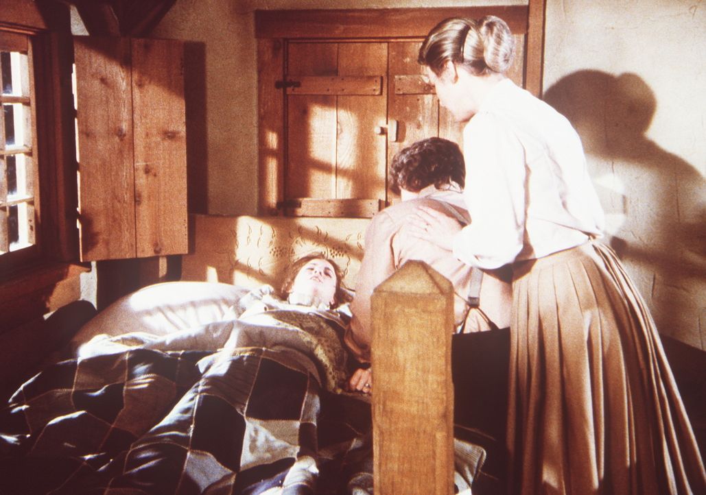 Laura Ingalls (Melissa Gilbert, l.) ist während eines Tornados von einem Ast getroffen worden. Ihre Eltern Caroline (Karen Grassle, r.) und Charles... - Bildquelle: Worldvision