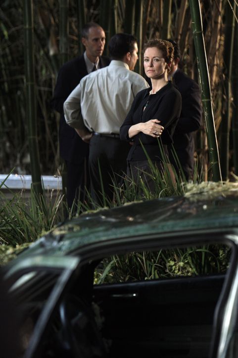 Hat die Erbin und Wahrsagerin Kristina (Leslie Hope, vorne) etwas mit dem Tod von Rosemary zu tun? - Bildquelle: Warner Bros. Television