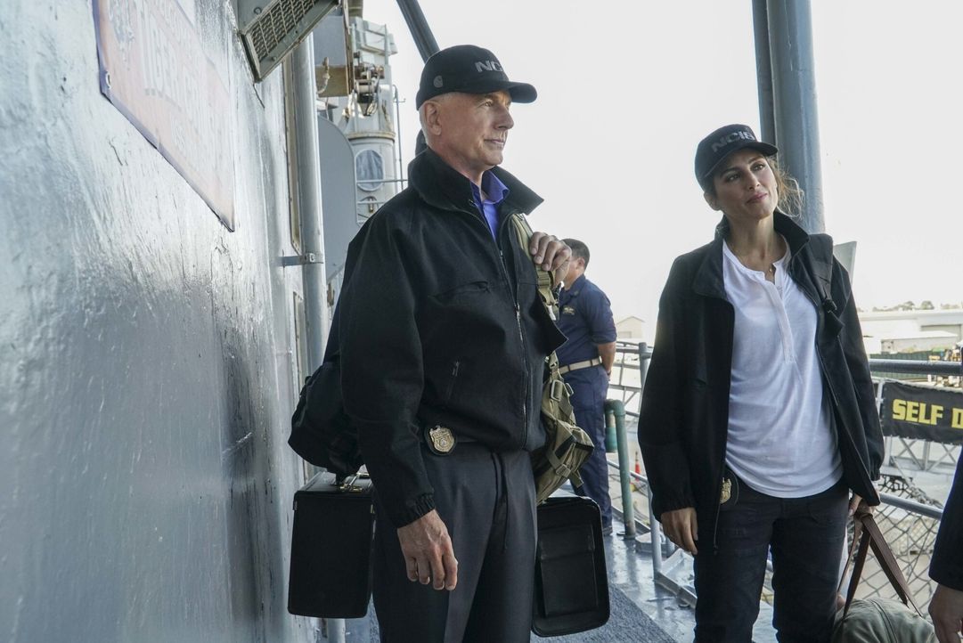 An Bord: Gibbs (Mark Harmon, l.) und Quinn (Jennifer Esposito, r.). Während dem Tiger Cruise wird eine Frau der Navy auf kaltblütige Weise ermordet.... - Bildquelle: Bill Inoshita 2016 CBS Broadcasting, Inc. All Rights Reserved / Bill Inoshita