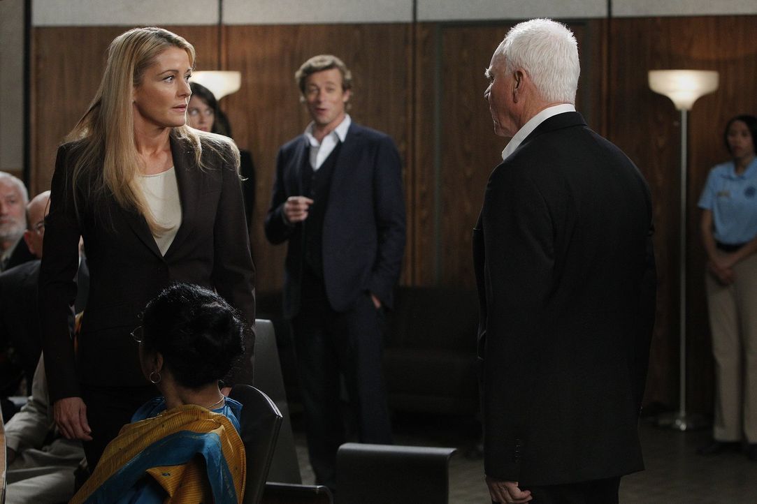 Die Ermittlungen in einem neuen Mordfall laufen auf Hochtouren: Patrick (Simon Baker, M.), Dean Nora Hill (Louise Lombard, l.) und Bret Stiles (Malc... - Bildquelle: Warner Bros. Television