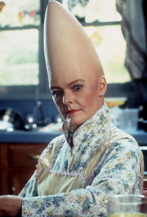 Auch für Prymaat Conehead (Jane Curtin) sind die Aufgaben einer Hausfrau auf der Erde anfangs ungewohnt ... - Bildquelle: Paramount Pictures