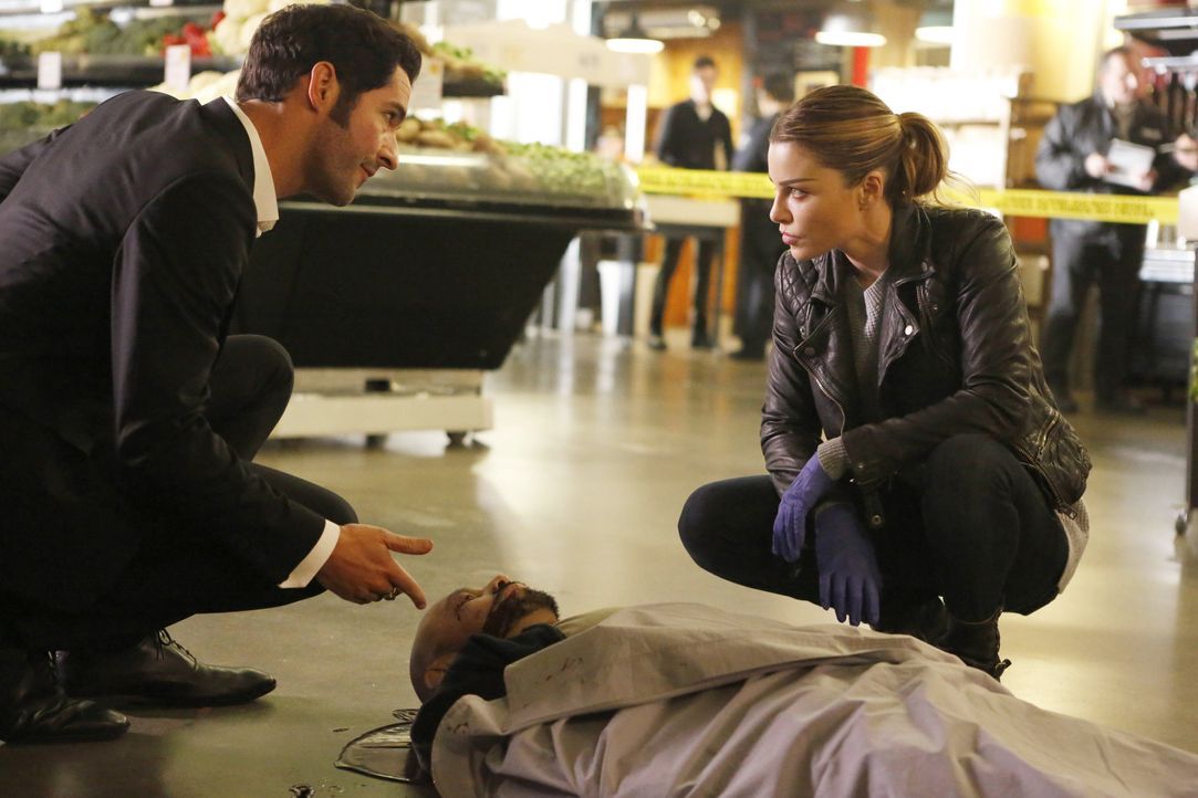Als ein prominenter Restaurantbesitzer ermordet aufgefunden wird, beginnen Lucifer (Tom Ellis, l.) und Chloe (Lauren German, r.) mit den Ermittlunge... - Bildquelle: 2016 Warner Brothers