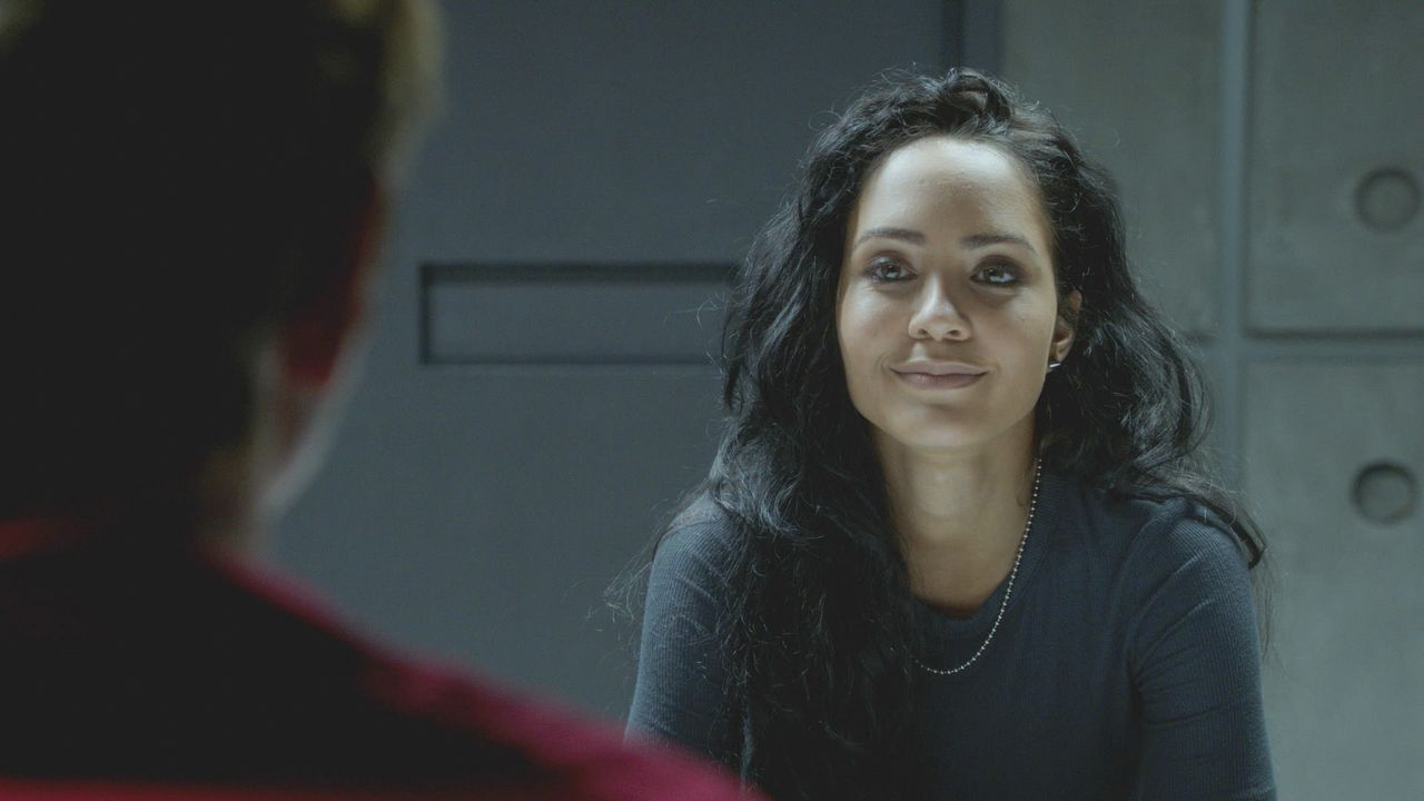 Wer ist der Maulwurf in der US-Regierung? Riley (Tristin Mays, r.) ist jedes Mittel recht und erhofft sich von Auftragskiller Murdoc (David Dastmalc... - Bildquelle: 2016 CBS Broadcasting, Inc. All Rights Reserved