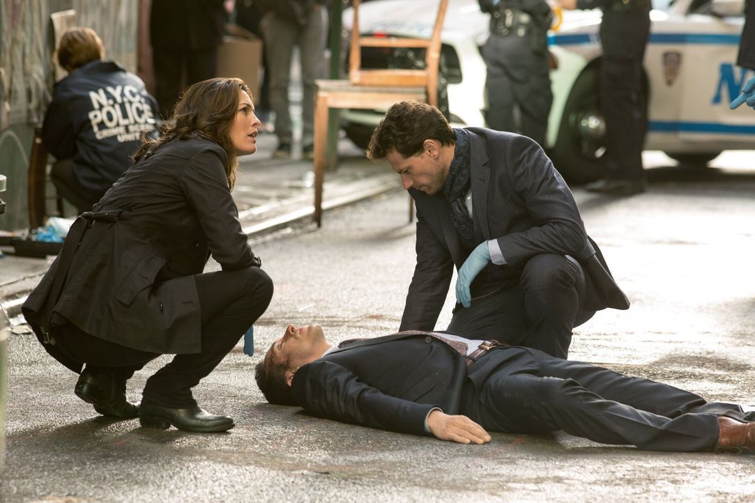 Als ein erfolgreicher Geschäftsmann zu Tode kommt, müssen Henry (Ioan Gruffudd, r.) und Jo (Alana De La Garza, l.) in die Welt einer Domina eintauch... - Bildquelle: Warner Brothers