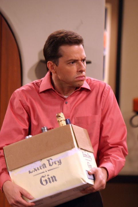 Alan (Jon Cryer) ist mit den Vorbereitungen für die Party beschäftigt ... - Bildquelle: Warner Bros. Television