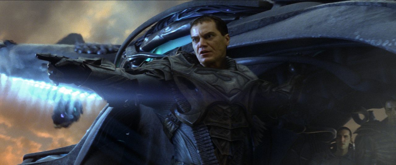 Will ein neues Krypton erschaffen, auf Kosten der Erde: der kriminelle Kryptonier General Zod (Michael Shannon) ... - Bildquelle: © 2013 Warner Brothers