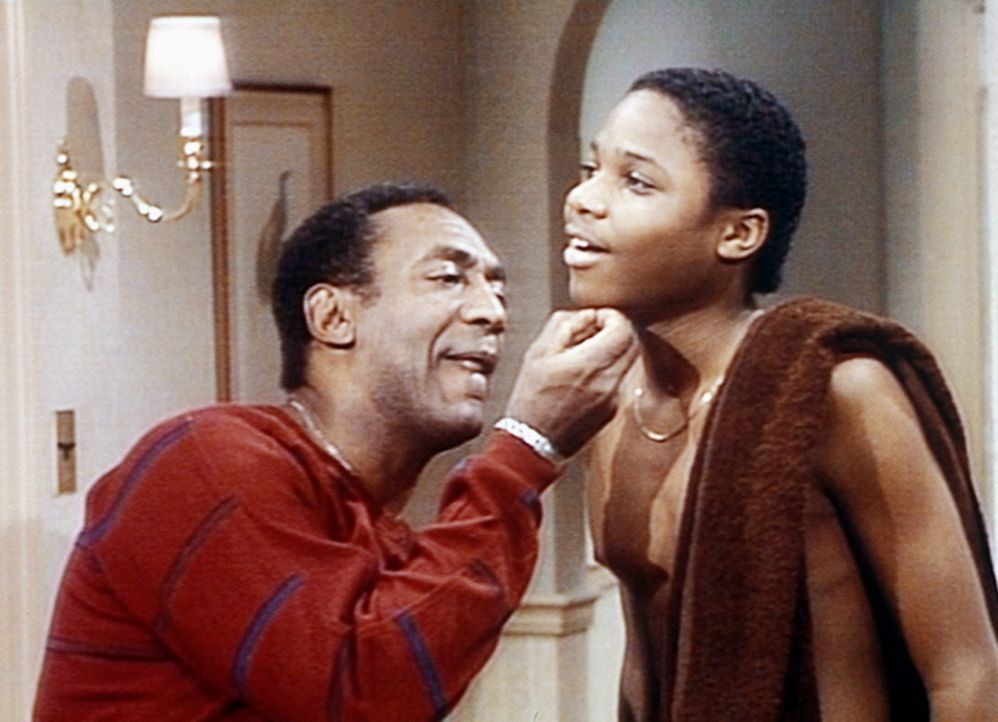 Theo (Malcolm-Jamal Warner, r.) möchte sich zum ersten Mal rasieren. Cliff (Bill Cosby, l.) findet jedoch nur ein einziges Haar an seinem Kinn und... - Bildquelle: Viacom