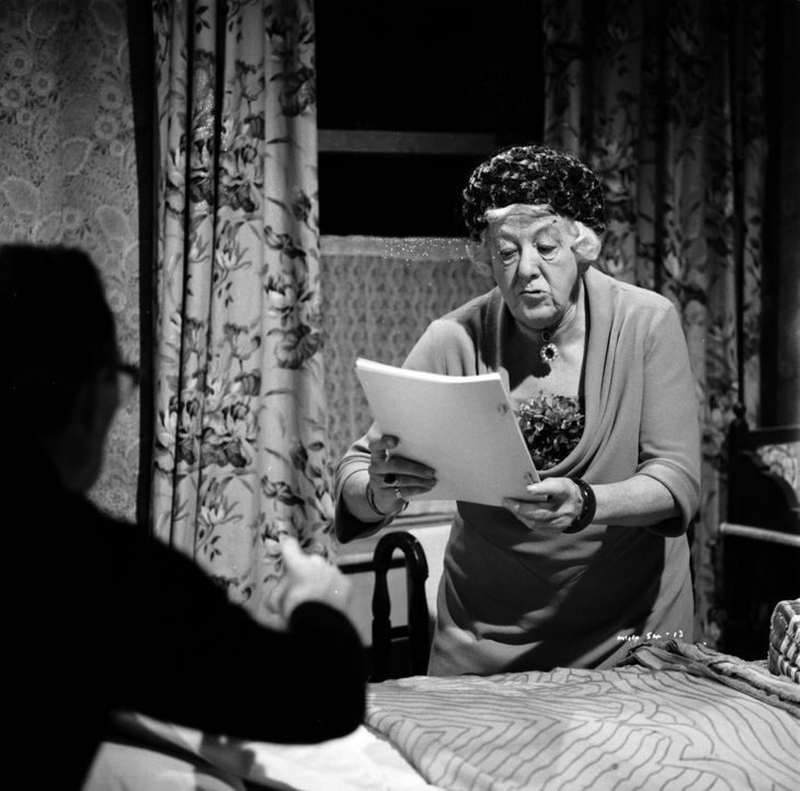 Miss Marple (Margaret Rutherford) ist als Schöffin bei einem Gerichtsverfahren tätig und sorgt für einen Aufschub des Urteils, da sie nicht glaubt,... - Bildquelle: Warner Brothers