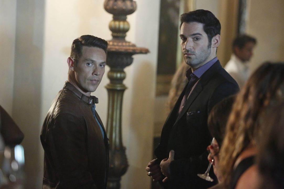 Ausgerechnet Dan (Kevin Alejandro, l.) und Lucifer (Tom Ellis, r.) sollen zusammen in einem Sex-Club undercover ermitteln. Kann das gutgehen? - Bildquelle: 2016 Warner Brothers