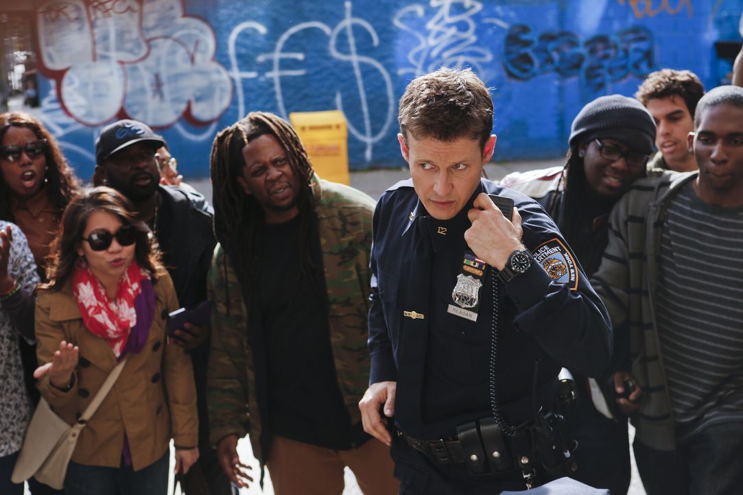 Als ein Cop der exzessiven Gewaltanwendung beschuldigt wird, bringt das Jamie (Will Estes) und das gesamte NYPD in Misskredit ... - Bildquelle: 2013 CBS Broadcasting Inc. All Rights Reserved.