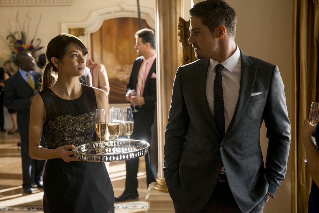 Während Vincent (Jay Ryan, r.) von der Presse als Kriegsheld gefeiert wird, muss Cat (Kristin Kreuk, l.) undercover ermitteln ... - Bildquelle: 2013 The CW Network, LLC. All rights reserved.