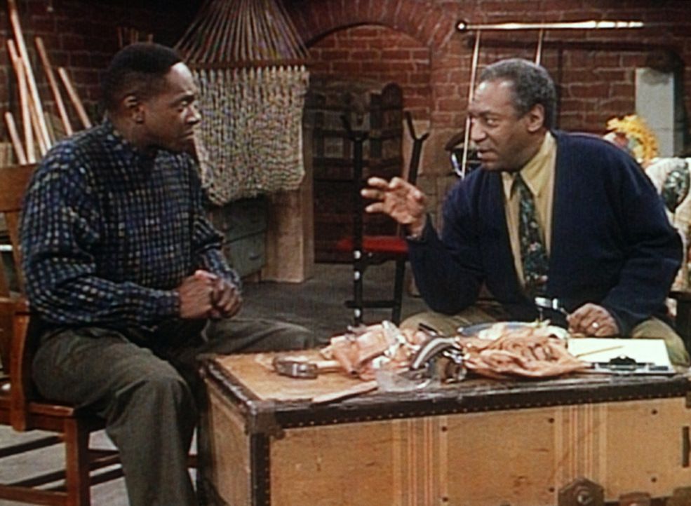 Cliff (Bill Cosby, r.) versucht, von Dabnis (William Thomas Jr., l.) zu erfahren, warum sich seine Tochter Vanessa von ihm getrennt hat. - Bildquelle: Viacom