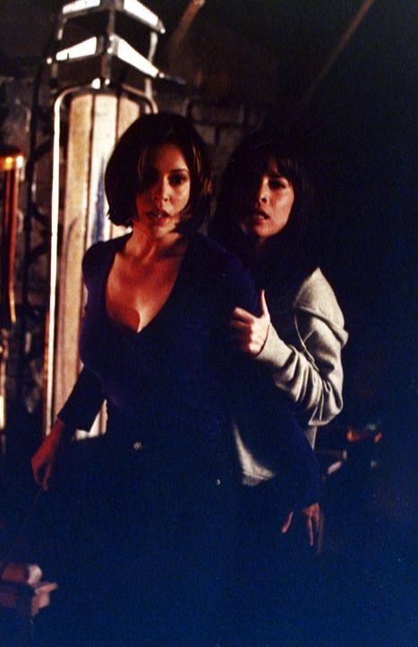 Als Prue, Phoebe (Alyssa Milano, l.) und Piper (Holly Marie Combs, r.)  merken, dass Aviva von der bösen Hexe Kali geschickt wurde, um ihnen ihre F... - Bildquelle: Paramount Pictures