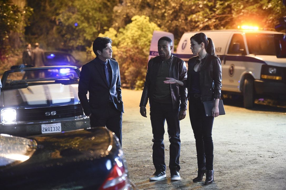 Bei den Ermittlungen in einem neuen Mordfall: Carter (Justin Hires, M.), Lee (Jon Foo, l.) und Didi (Aimee Garcia, r.) ... - Bildquelle: Warner Brothers