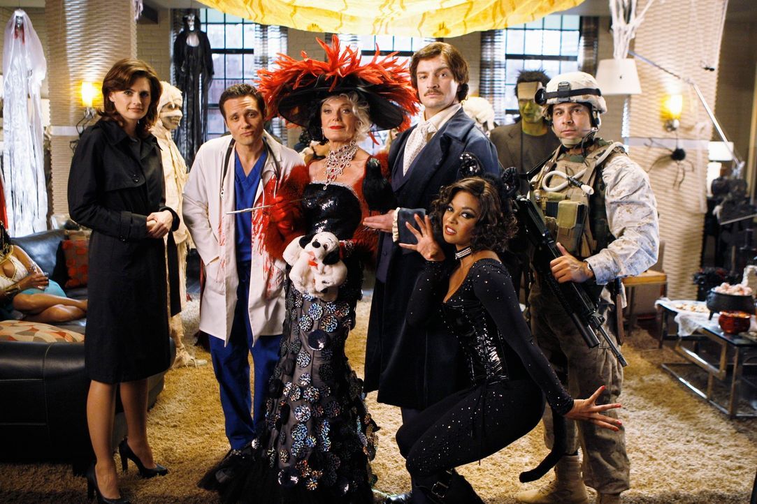 Feiern eine Halloween-Party (v.l.n.r.): Kate Becket (Stana Katic), Kevin Ryan (Seamus Dever), Martha (Susan Sullivan), Castle (Nathan Fillion), Lani... - Bildquelle: ABC Studios