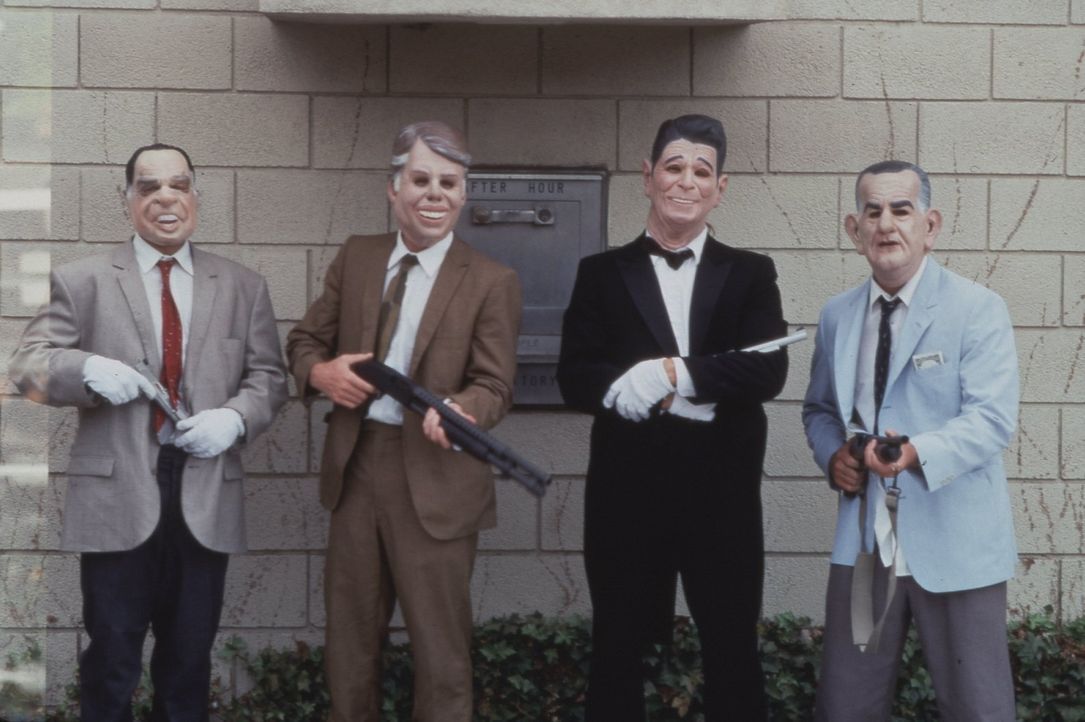Besonderes Kennzeichen der vier Gangster: Gummimasken mit den Gesichtern der ehemaligen US-Präsidenten Johnson, Nixon, Carter und Reagan. - Bildquelle: Largo International N.V. All rights reserved.