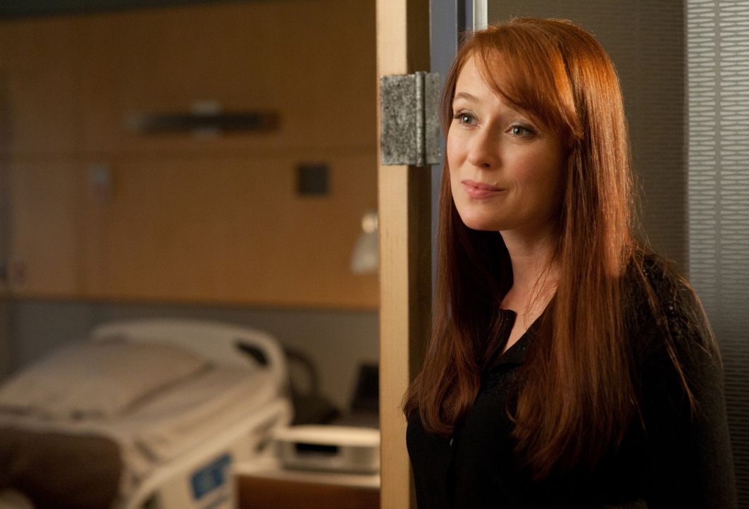 Anna Paul (Jennifer Ehle) spricht Michael, der glaubt, Schuld am Tod eines Patienten zu haben, Mut zu ... - Bildquelle: 2011 CBS BROADCASTING INC. ALL RIGHTS RESERVED