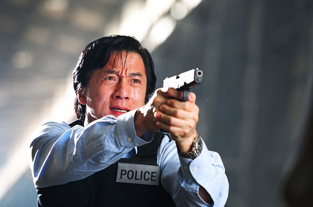 Seit Inspektor Wing (Jackie Chan) vor einem Jahr mit seiner Mannschaft in einen Hinterhalt gelockt wurde - dessen einziger Überlebender er war - pl... - Bildquelle: E.M.S.