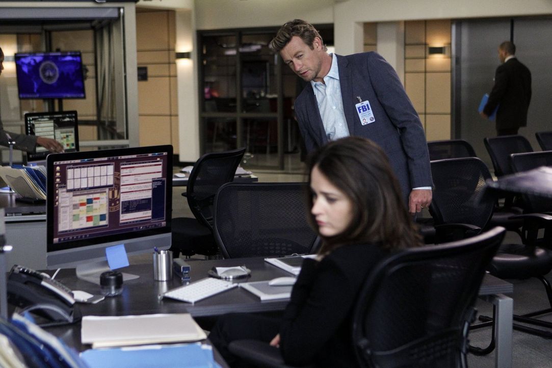 Nimmt Jane (Simon Baker, hinten) es wirklich so gelassen, dass Lisbon (Robin Tunney, vorne) beschlossen hat, mit Pike nach Washington zu gehen? - Bildquelle: Warner Bros. Television