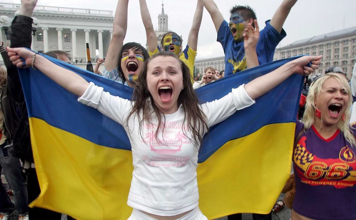 Fußball-Fan-Ukraine-060619-dpa - Bildquelle: dpa