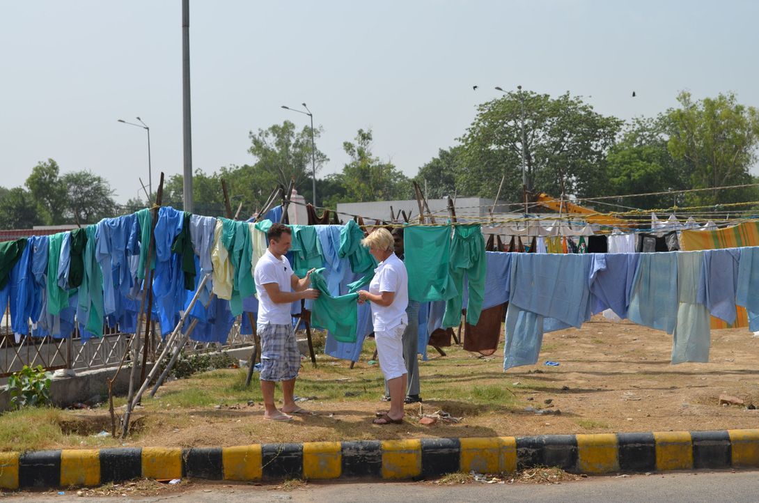 Die Wäschereiangestellten Ele (34) und Nanni (54) schlagen sich durch den indischen Großstadtdschungel Neu Delhi: Bei über 40 Grad im Schatten un... - Bildquelle: kabel eins