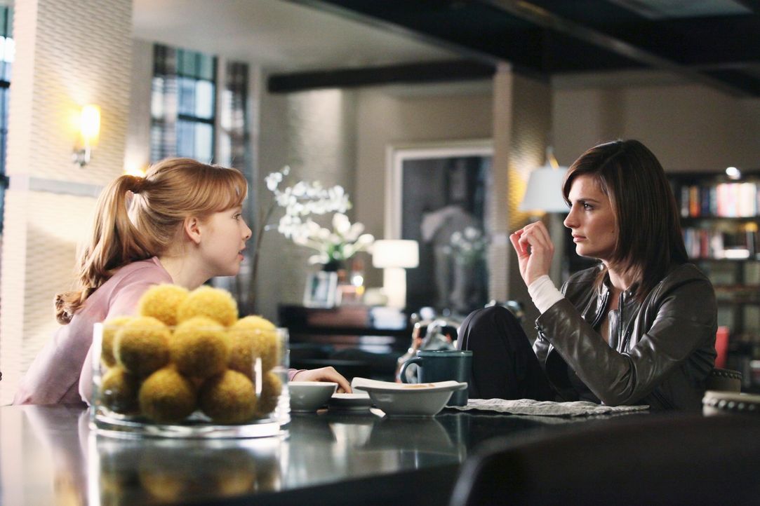 Alexis (Molly C. Quinn, l.) findet es schön, dass Kate (Stana Katic, r.) vorübergehend bei ihnen wohnt. Sie hätte nichts dagegen, wenn dies zum Daue... - Bildquelle: ABC Studios