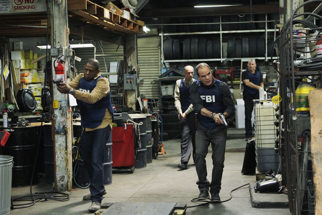 Das BAU-Team wird mit einem neuen Fall beauftragt. Für Sam (Forest Whitaker, l.), John (Michael Kelly, 2.v.r.) und Det. Brigman (David Marciano, 2.v... - Bildquelle: ABC Studios