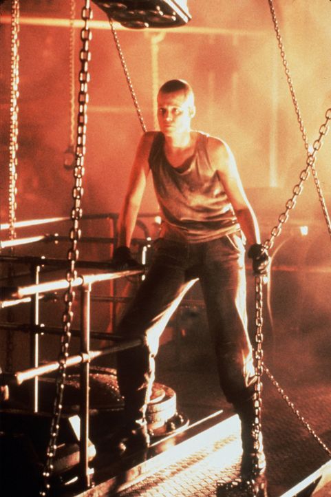Ripley (Sigourney Weaver) ahnt nicht, dass das Alien in ihrem Körper überlebt hat und jederzeit wieder zuschlagen kann ... - Bildquelle: 20th Century Fox of Germany