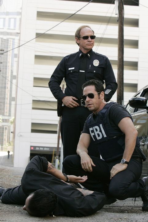 Haben Don Eppes (Rob Morrow, r.) und  Lt. Gary Walker (Will Patton, M.) den richtigen Täter gefasst? - Bildquelle: Paramount Network Television