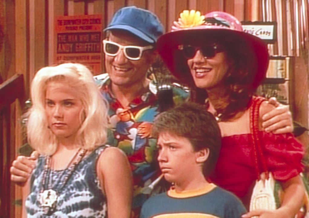 Ferienfoto der Familie Bundy im Provinznest Dumpwater: Kelly (Christina Applegate, l.), Al (Ed O'Neill, 2.v.l.), Bud (David Faustino, 2.v.r.) und Pe... - Bildquelle: Columbia Pictures