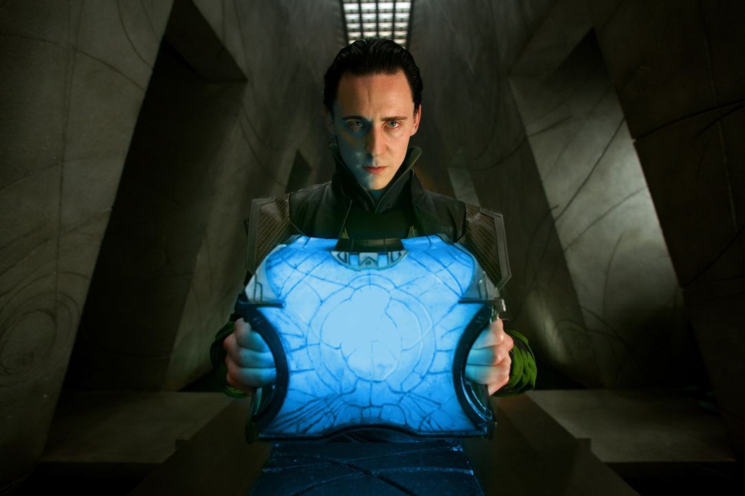 Er ist sich nicht sicher, welche Rolle er im Palast spielt und welche Rolle er in Zukunft spielen soll: Loki (Tom Hiddleston) ... - Bildquelle: 2011 MVLFFLLC. TM &   2011 Marvel. All Rights Reserved.