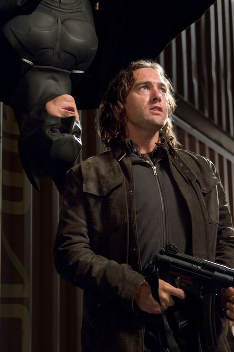 Keine gute Zeit für Schurken: Batman (Christian Bale, l.) räumt auf ... - Bildquelle: © 2005 Warner Brothers
